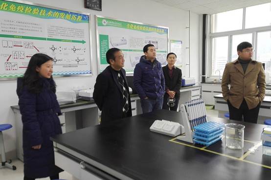 说明: C:\Users\Administrator\Desktop\(丽珠集团招聘人员参观我系实验室).jpg